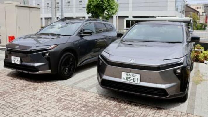 　トヨタ自動車の電気自動車「ｂＺ４Ｘ」（右）と「ｂＺ４Ｘツーリング」