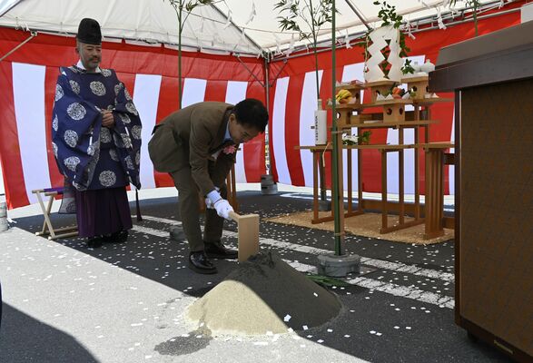 起工式でくわ入れを行う早川市長