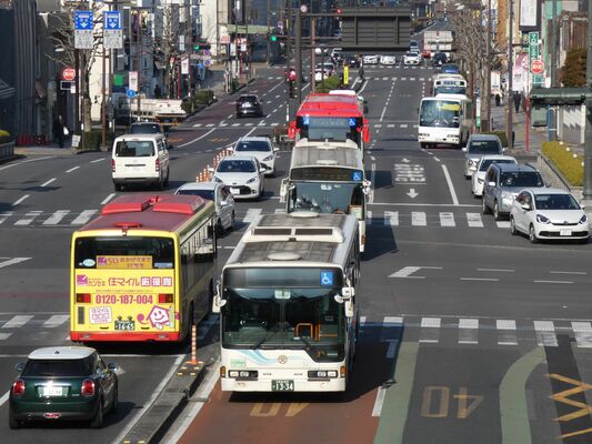 路線バスが連なる朝の大通り。他の道路と比べて渋滞は少ない