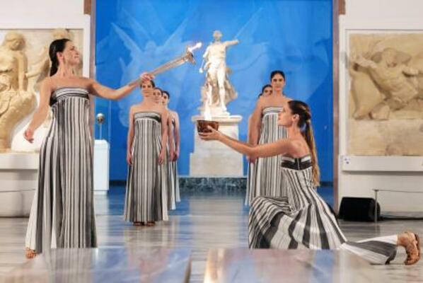 ギリシャ・オリンピアで開催されたミラノ・コルティナ冬季五輪の聖火の採火式=26日(ロイター=共同)