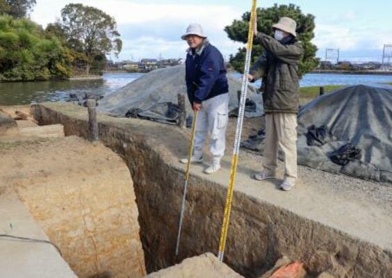 　報道陣に公開された、宝来山古墳外堤部分の発掘現場＝１２日午前、奈良市