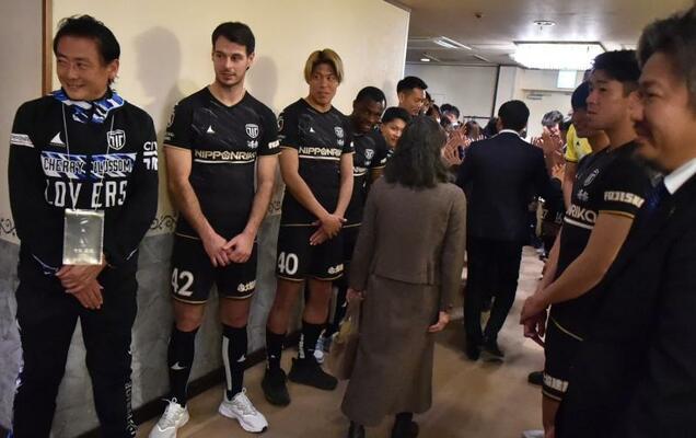 出席者を見送る今矢監督（左）と大栗社長（右端）ら＝栃木市