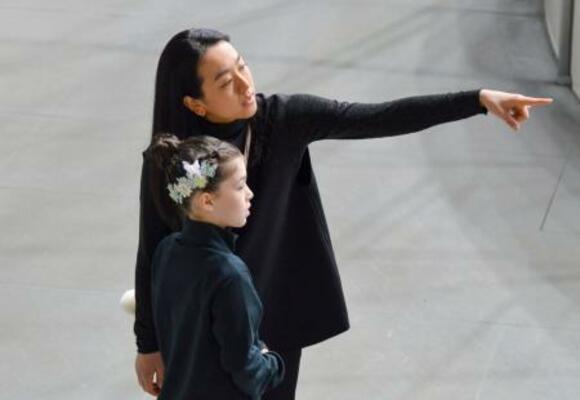 　試合会場で生徒を指導する浅田真央さん＝２８日、東京辰巳アイスアリーナ