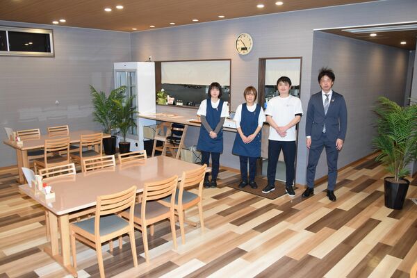 ゆったりとした店内に立つ奥澤さん（右）と従業員