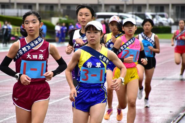 たすきをかけ、トラックを走る市内駅伝の選手たち