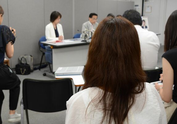 茨城県内の交通遺族の記者会見を見守る佐々木さん（手前）＝２日午後、同県庁県政記者クラブ