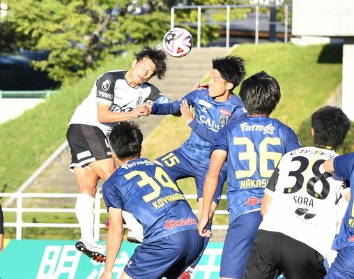 後半追加タイム、ゴール前で競り合う栃木ＳＣのＭＦ佐藤（左）＝前橋市の正田醤油スタジアム群馬