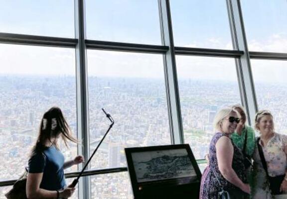 　東京スカイツリーからの眺めを楽しむ観光客＝東京都墨田区