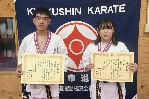 東日本選手権でそろって３位となった高久倖愛さん（右）と魁仁さん姉弟