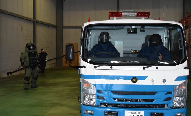 訓練で爆発物を処理する県警の機動隊員たち＝17日午後２時半、宇都宮市下桑島町
