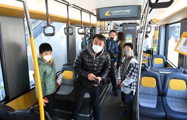 ＬＲＴ車両の内部を見学する家族連れ