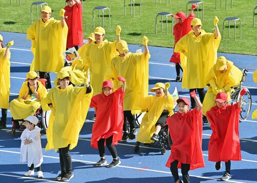 「きぶなダンス」を披露する出演者たち