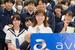中学校で特別授業の講師を務めたスノーボード女子の岩渕麗楽(中央)=10日、東京都墨田区