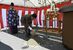 起工式でくわ入れを行う早川市長