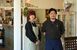 店を切り盛りする横堀さん（右）と安藤さん