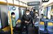 ＬＲＴ車両の内部を見学する家族連れ