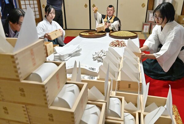 節分に向け福升に福豆や縁起物を詰める僧侶ら
