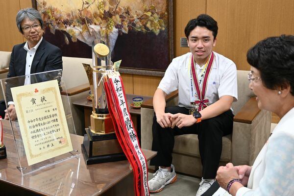 大川市長にインターハイ優勝を報告する中浦さん（中央）