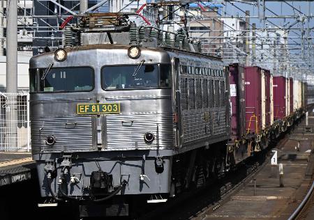 海底の関門トンネル走行用に、さびないステンレス車体となったEF81-300番台は「銀釜」と呼ばれて人気がある