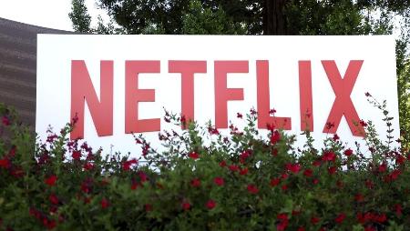 　米カリフォルニア州ロスガトスのネットフリックス本社に掲げられたロゴ＝2022年４月（ゲッティ＝共同）