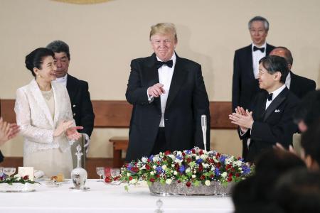 　２０１９年５月、宮中晩さん会で乾杯を終え、笑顔を見せるトランプ米大統領と拍手を送られる天皇、皇后両陛下＝宮殿・豊明殿