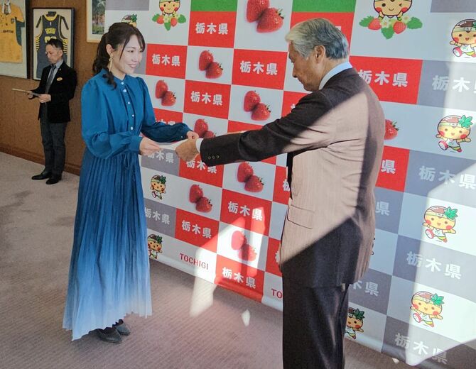 福田知事(右)から委嘱状を受け取る山口さん=2日午前、県庁