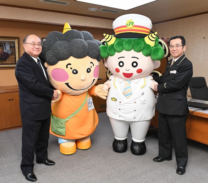 ＪＲ宇都宮駅のゆるキャラ「みやゴロくん」が、「どっとこちゃん」と初対面した。「親戚かもしれない」と、再会することを約束した（2018年5月2日付）