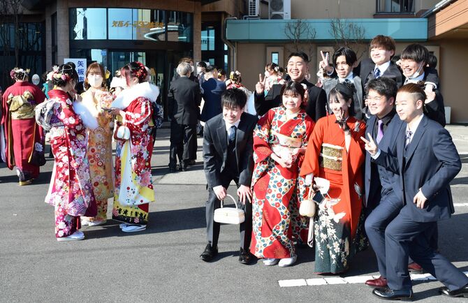 旧友との再会を喜ぶ出席者たち
