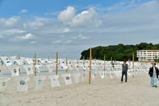 砂浜にTシャツひらひら