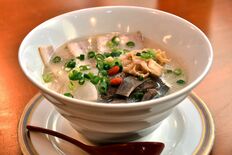 【食べた？】スープにうまみ凝縮　牛骨ホルモン白湯めん(しお)　中華麺家…