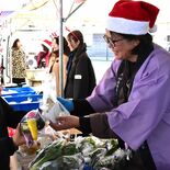 「ハチのクリスマス会」で地産地消促進　農家と学生ら連携３年目　来場者倍…