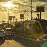黄金色の街、輝くＬＲＴ　通勤通学、新たな足に　宇都宮芳賀ライトレール線