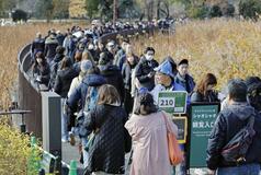 「癒やし」求め長～い列