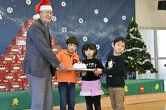 【夕刊】お菓子の城から、一足早くサンタ