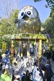 巨大フクロウ像すす払い