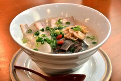 【食べた？】スープにうまみ凝縮　牛骨ホルモン白湯めん(しお)　中華麺家８(エイト)（大田原）