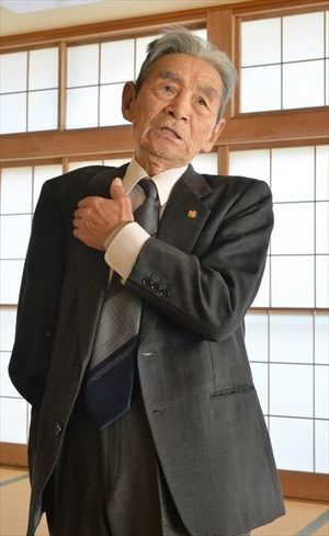 傷痍軍人友の会の解散式を終えた村上武さん。腕を切断した部分には、今も激しい痛みを感じることがあるという=15日、真岡市内