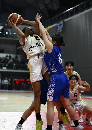 コートの「女王」チャマカ、25得点24リバウンド ウインターカップ女子