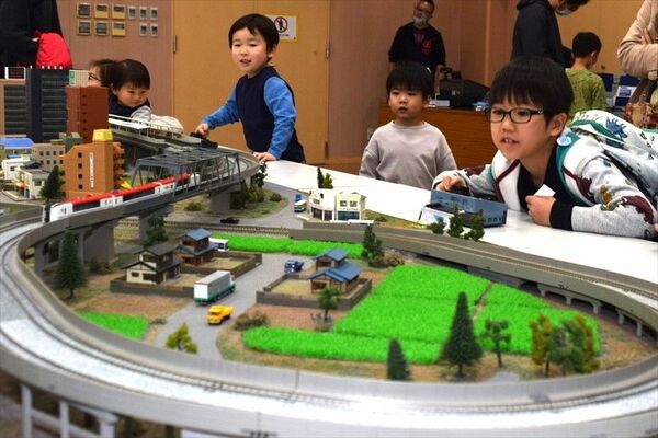 コントローラーで運転体験をする来館者ら