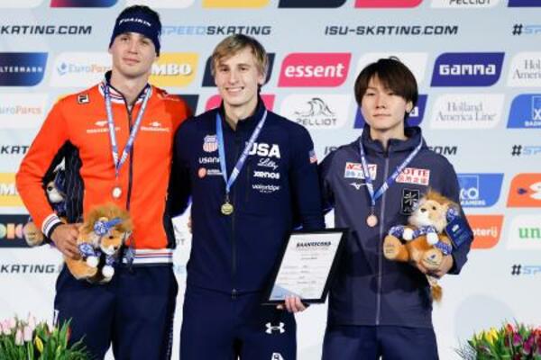 男子500メートルで3位に入った森重航(右)。中央は優勝したジョーダン・ストルツ=ヘーレンフェイン(共同)