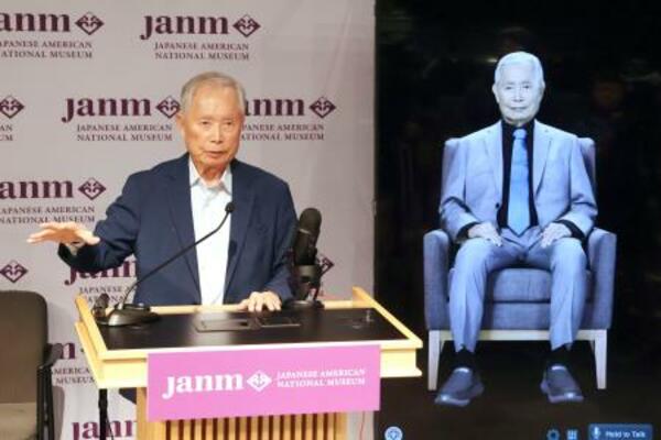 　１９日、自身の体験を対話形式で伝える機器の隣で、記者会見するジョージ・タケイさん＝米ロサンゼルス（共同）