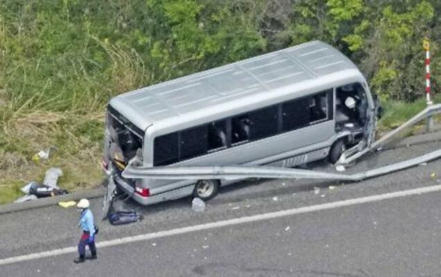 　福島県郡山市の磐越自動車道でガードレールに衝突したマイクロバス＝６日午後０時１８分（共同通信社ヘリから）