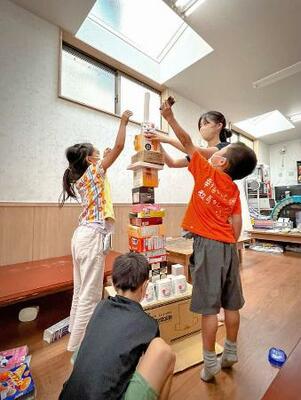 　学童保育で遊ぶ小学生ら＝東京都内