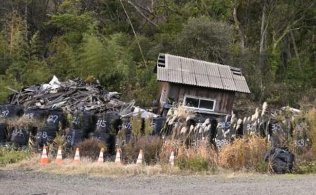 石川県珠洲市に残された、能登半島地震で倒壊した建物やがれき=2025年12月
