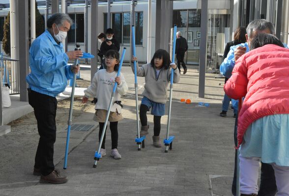 竹馬に挑戦する子どもたち
