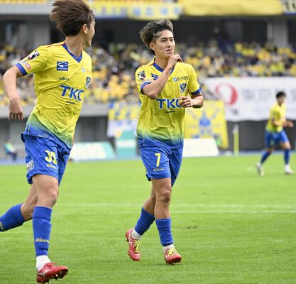 前半13分、栃木ＳＣのＦＷ棚橋（中央）が先制のＰＫを決め、笑顔でポーズする＝カンセキスタジアムとちぎ、森田大地撮影