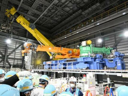 報道陣に公開された、東京電力福島第1原発2号機の使用済み核燃料プールに残る燃料を取り出すために使うクレーン=15日午前、福島県大熊町(代表撮影)