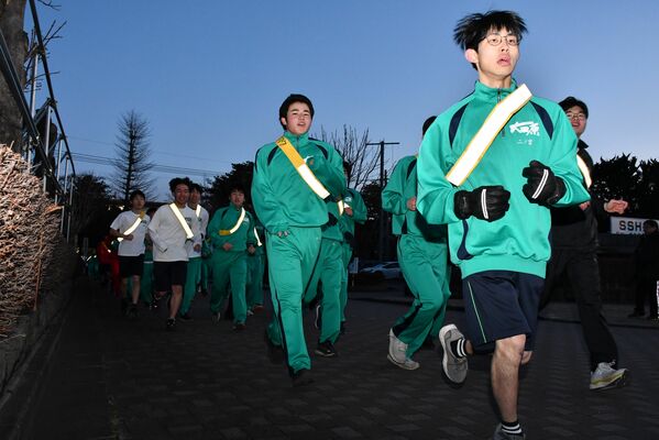 伝統行事「寒稽古」で懸命に走る生徒たち