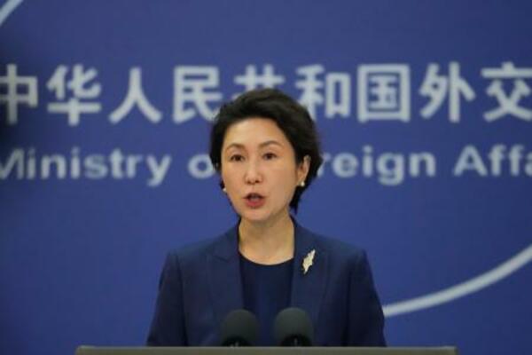 　記者会見する中国外務省の毛寧報道局長＝８日、北京（共同）