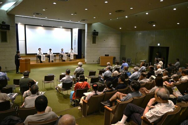 戦時資料の保存や活用について議論したシンポジウム＝２日午後、県立博物館